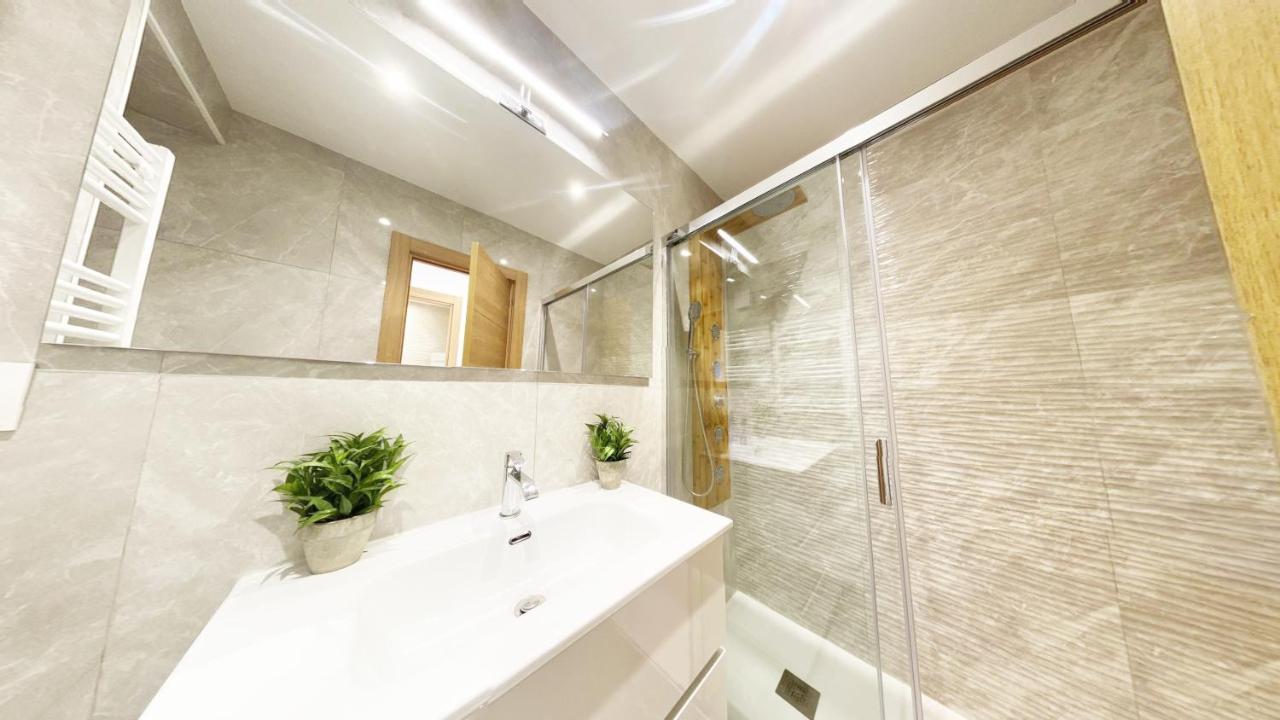 Paradise Luxurious Flat, Free Parking, 3 Double Rooms, Terrace, Jacuzzi, Fully Renovated ซานเซบาสเตียน ภายนอก รูปภาพ