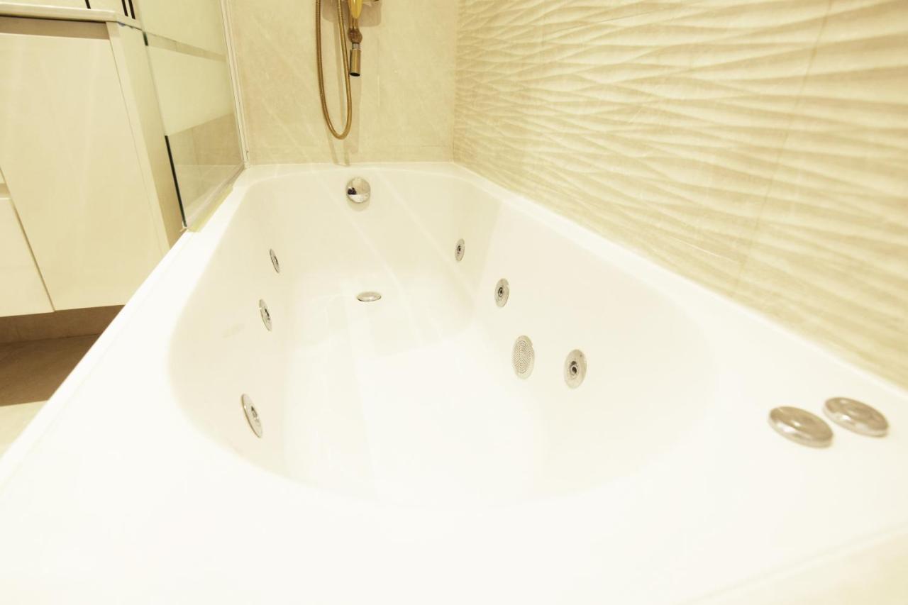 Paradise Luxurious Flat, Free Parking, 3 Double Rooms, Terrace, Jacuzzi, Fully Renovated ซานเซบาสเตียน ภายนอก รูปภาพ