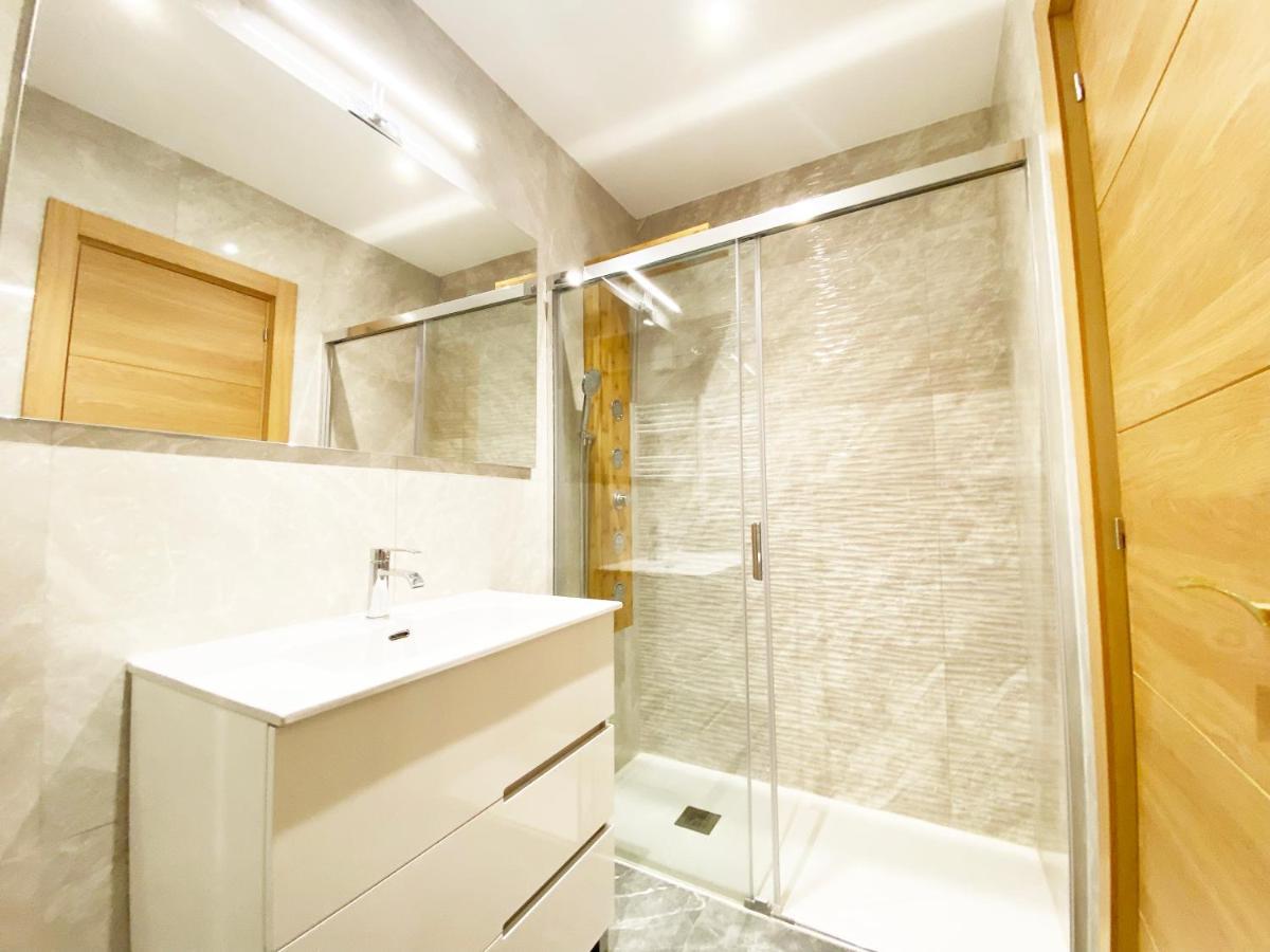 Paradise Luxurious Flat, Free Parking, 3 Double Rooms, Terrace, Jacuzzi, Fully Renovated ซานเซบาสเตียน ภายนอก รูปภาพ